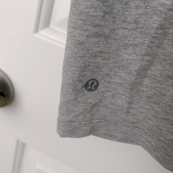 LULULEMON CRESCENT TEE KNOT GREY HEATHERED size 6 - Picture 4 of 5